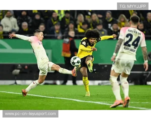 多特蒙德比赛推进，阿德耶米牵制防线